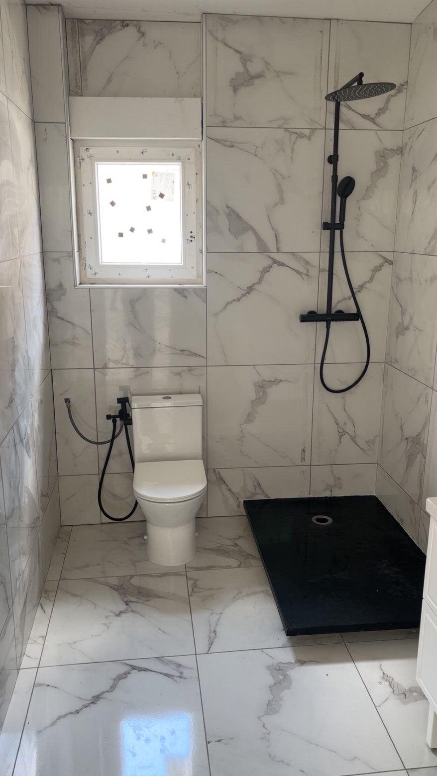Salle de bain marbre avec douche noire et WC - MS Plomberie