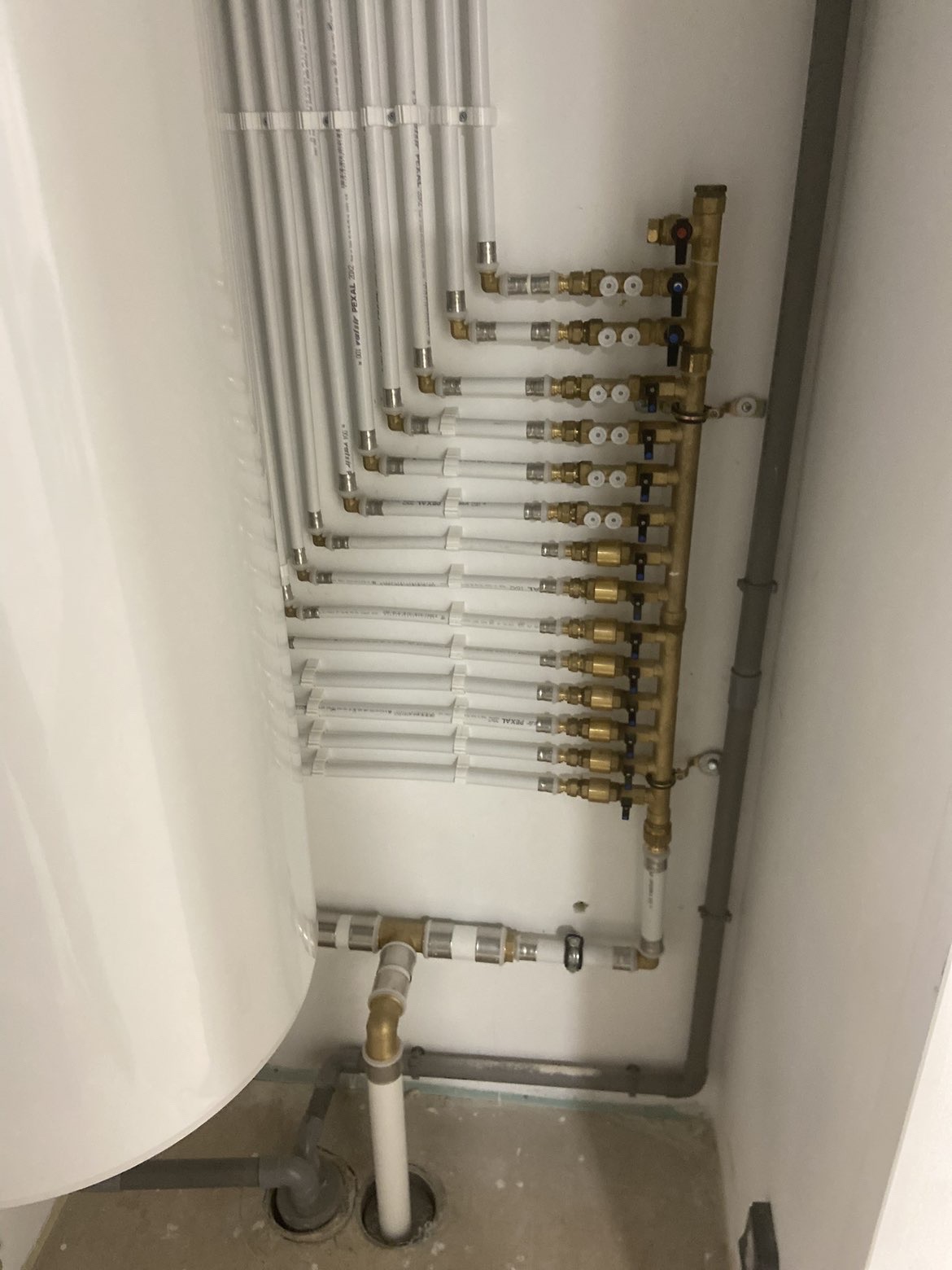 Collecteur plomberie multicircuit PEX - Installation professionnelle Île-de-France