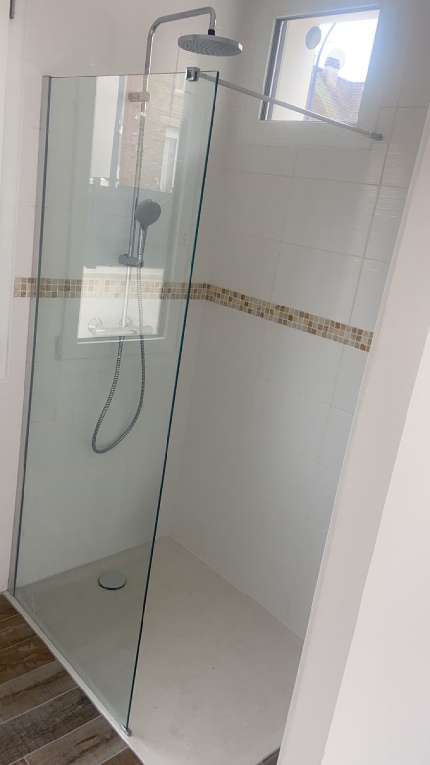 Douche à l'italienne avec paroi vitrée - MS Plomberie Île-de-France 95