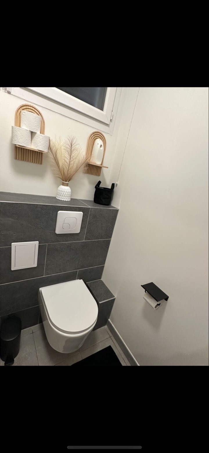 WC suspendu design avec habillage ardoise - Plombier Île-de-France